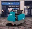 6100 Varredora de pavimentos subcompacta de condutor sentado a bateria alt 9